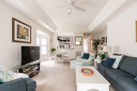 Bright, airy, 3-BR, on golf course sleeps up to 6