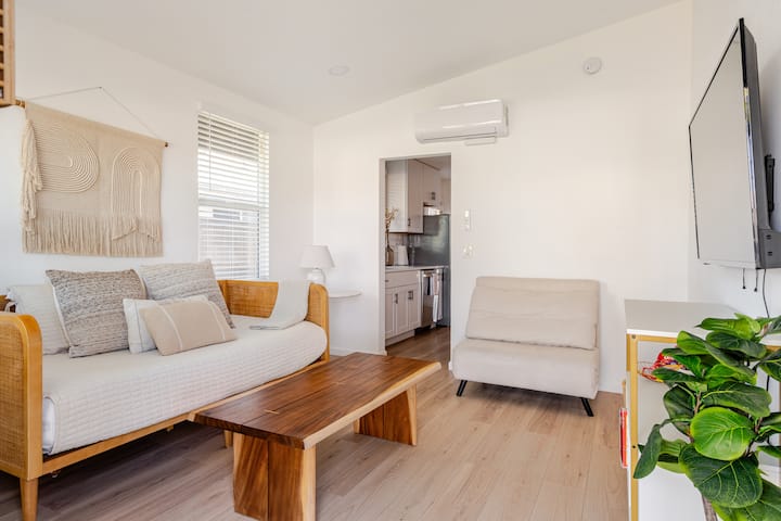 Дневен кревет и конвертибилни столови за дополнителен сон. Обезбедени се сите потребни дополнителни постелнини. 