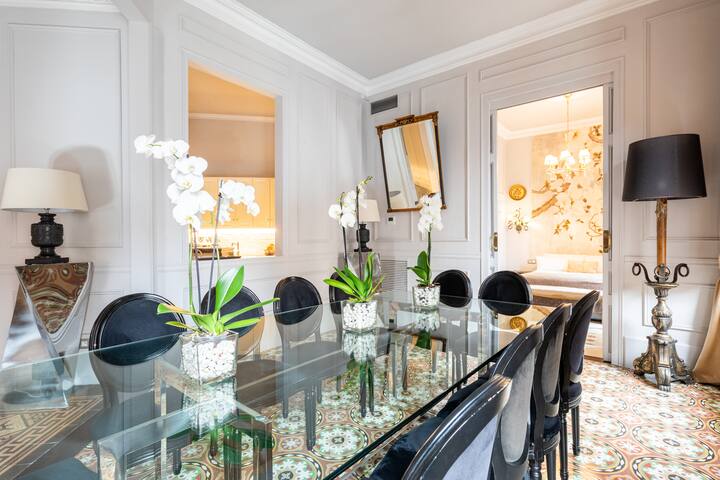 Exquisite, Palatial Home in Eixample gallery image 3