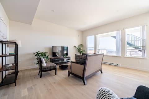 Top Airbnb: Beautiful, bright and mountain view in Coquitlam