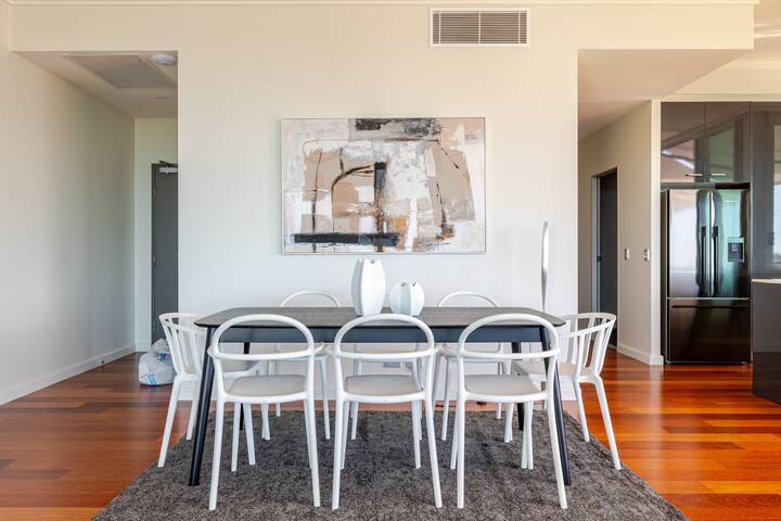 Luxurious Penthouse River Views gallery image 3