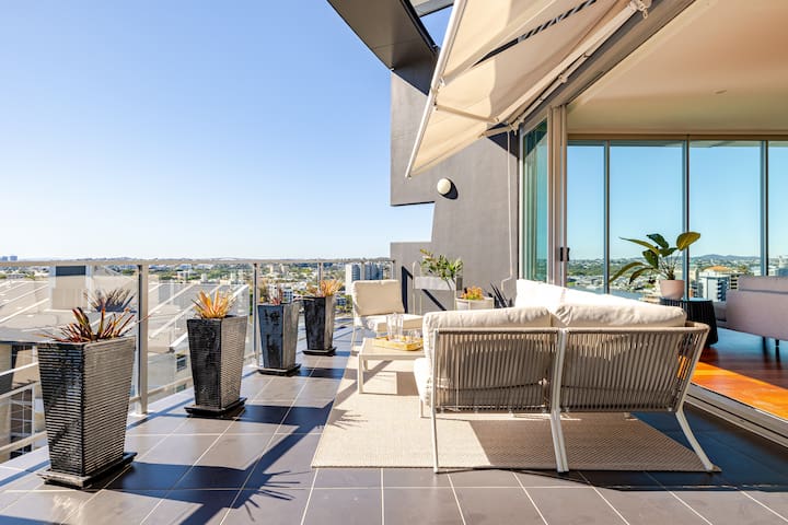 Luxurious Penthouse River Views gallery image 2