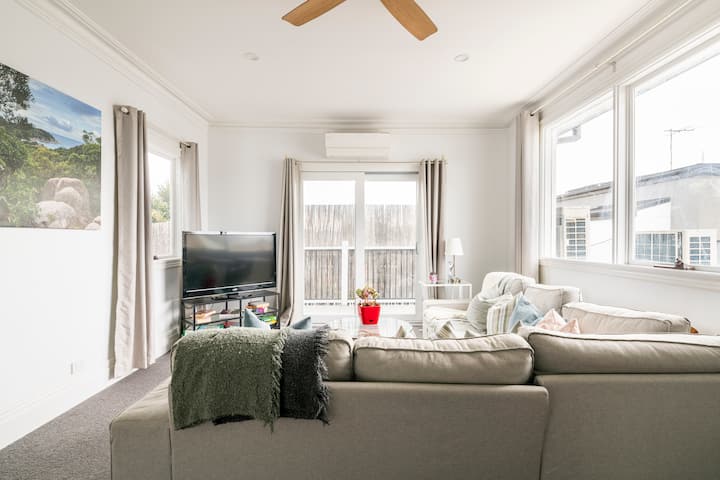 Urban Elegance Apartment In Yarraville Village - St Albans