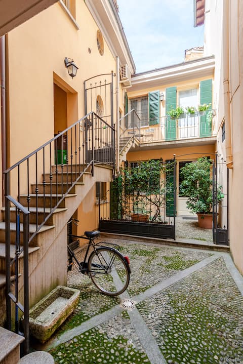 Violino RAL 9010, relaxation in the historic center.