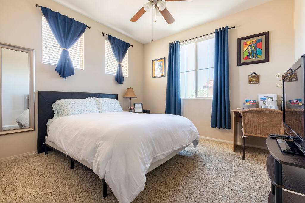Airbnb Cozy Corner room, Queen Bed, Private Bathroom