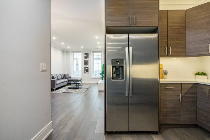 Gold Coast Pristine 3BD|2BR| Patio |Parking| Beach gallery image 3