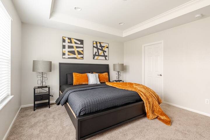 Luxury Retreat Near Gaylord and Denver Airport! gallery image 4