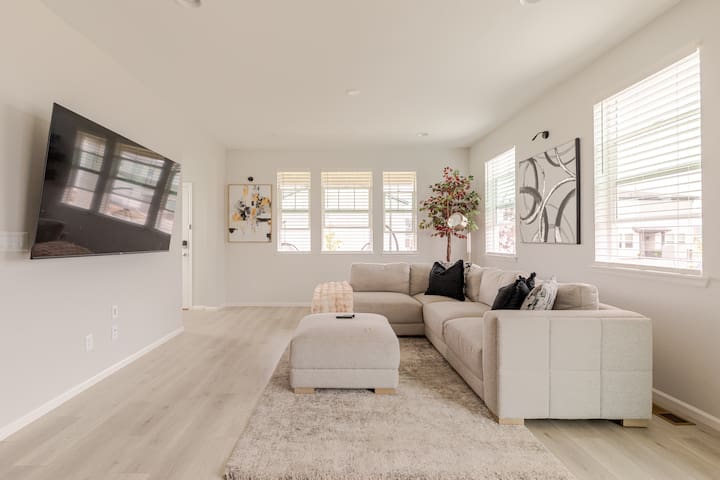 Luxury Retreat Near Gaylord and Denver Airport!