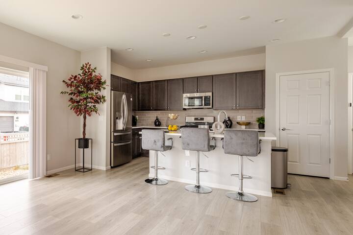 Luxury Retreat Near Gaylord and Denver Airport! gallery image 2