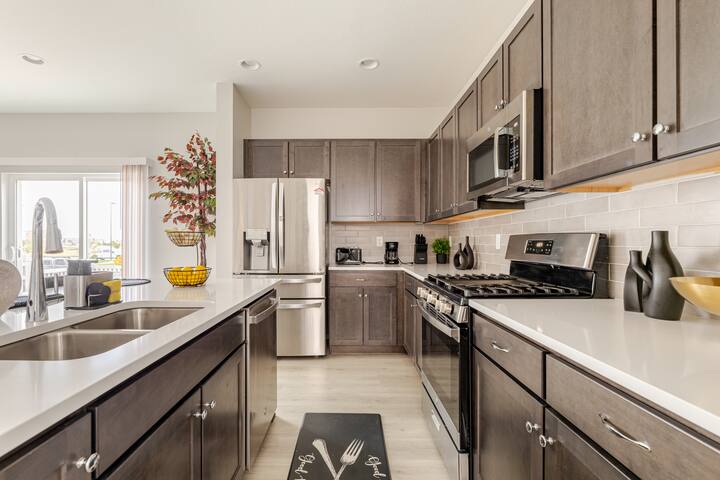 Luxury Retreat Near Gaylord and Denver Airport! gallery image 3