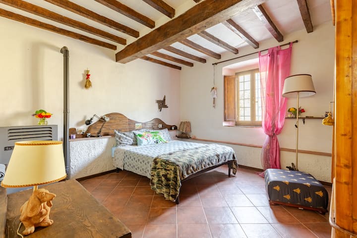 camera da letto grande,si possano  ospitare  anche  due letti in da campeggio  per bambini  comodamente. 