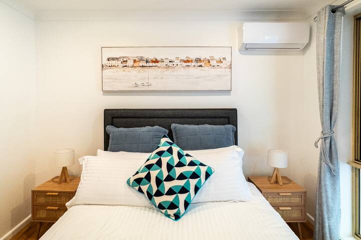 Newly renovated 4 bedroom home- Pittwater views gallery image 5