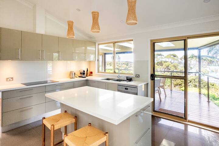 Newly renovated 4 bedroom home- Pittwater views gallery image 3