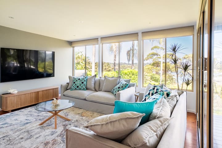 Newly renovated 4 bedroom home- Pittwater views