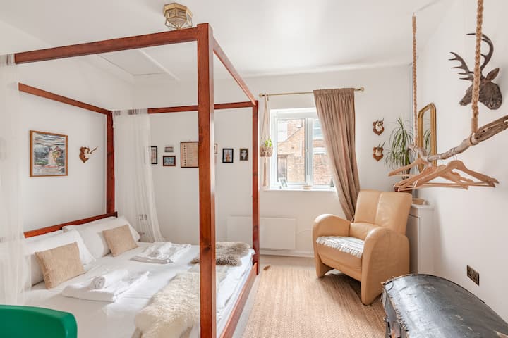 Имајте предвид дека креветот е многу блиску до подот, па ако имате проблеми со подвижноста, ве молиме резервирајте на друго место! Ви благодарам