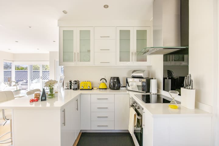 Modern Apartment on Drama ( with a generator) gallery image 3