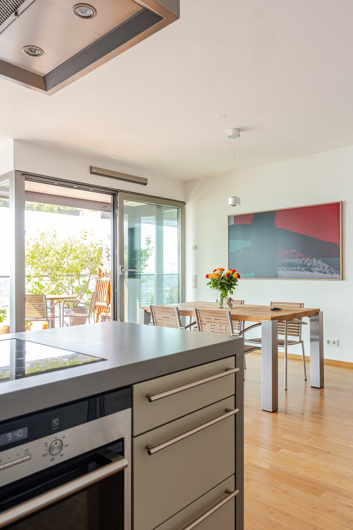 Top performing Airbnb: Luxury apartment in the center directly on the Rhine in Altstadt Süd