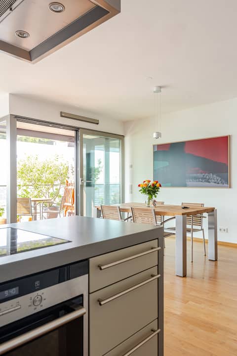 Top performing Airbnb: Luxury apartment in the center directly on the Rhine in Köln