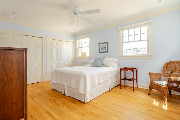 Spálňa na prvom poschodí s vlastnou kúpeľňou