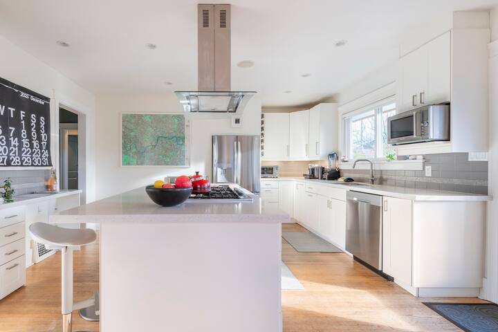 Sunny Family Home in Heart of Kits gallery image 4