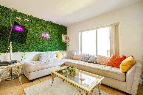BBQ Grill/ Beach Access + Private Balcony