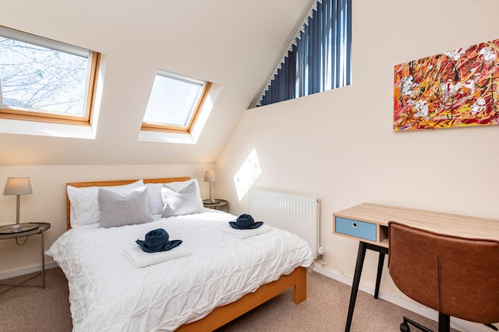 ダブルベッドと化粧台。