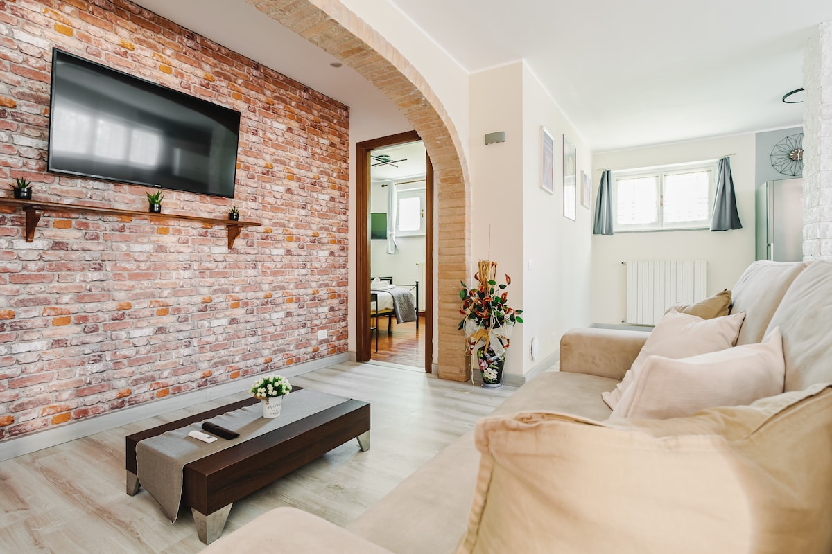 Amplio salón con cómodo sofá cama doble y TV inteligente de 50pulgadas