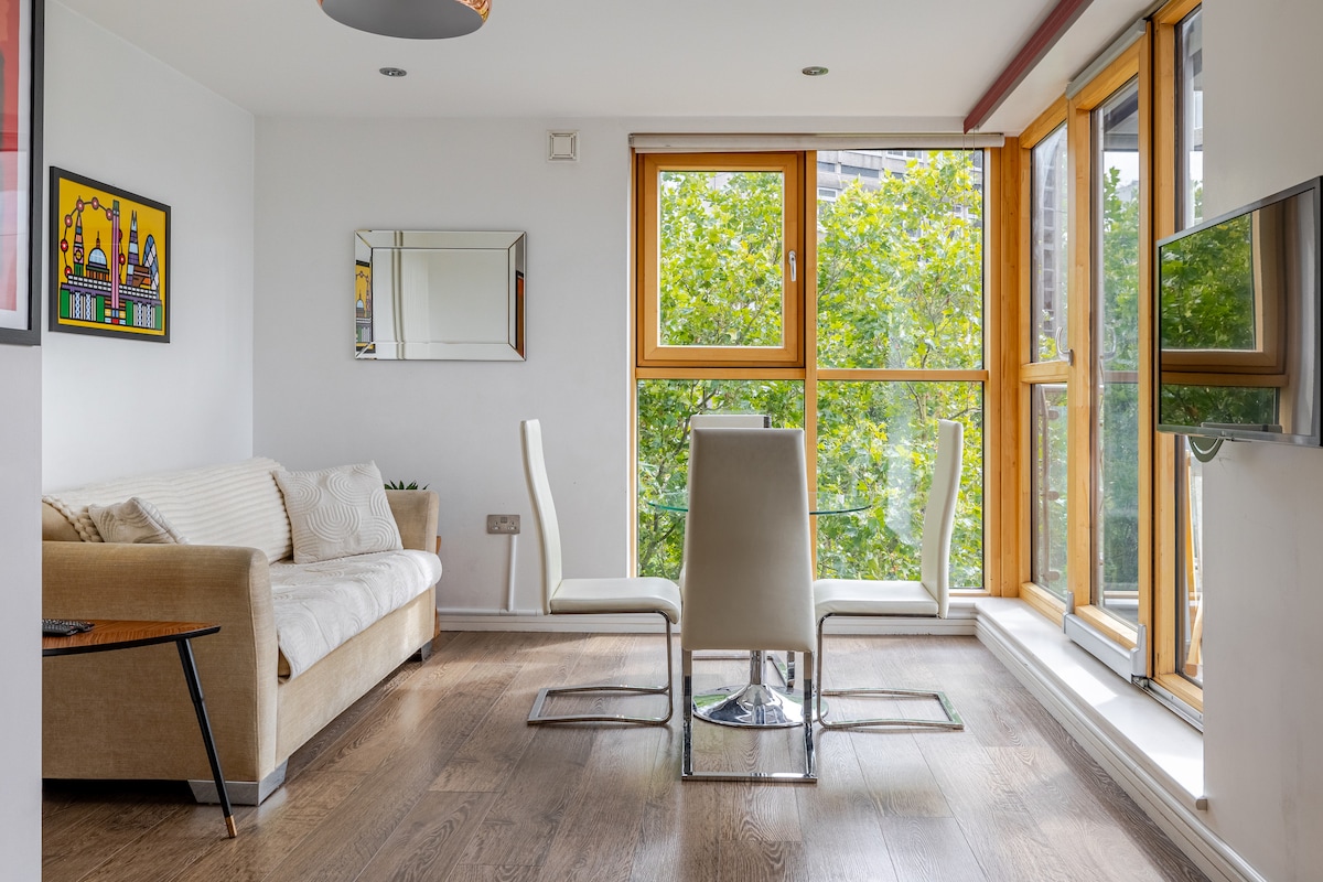 Dhomë ndenjjeje e bollshme me tavolinë ngrënieje me 4 vende, divan dhe pamje panoramike