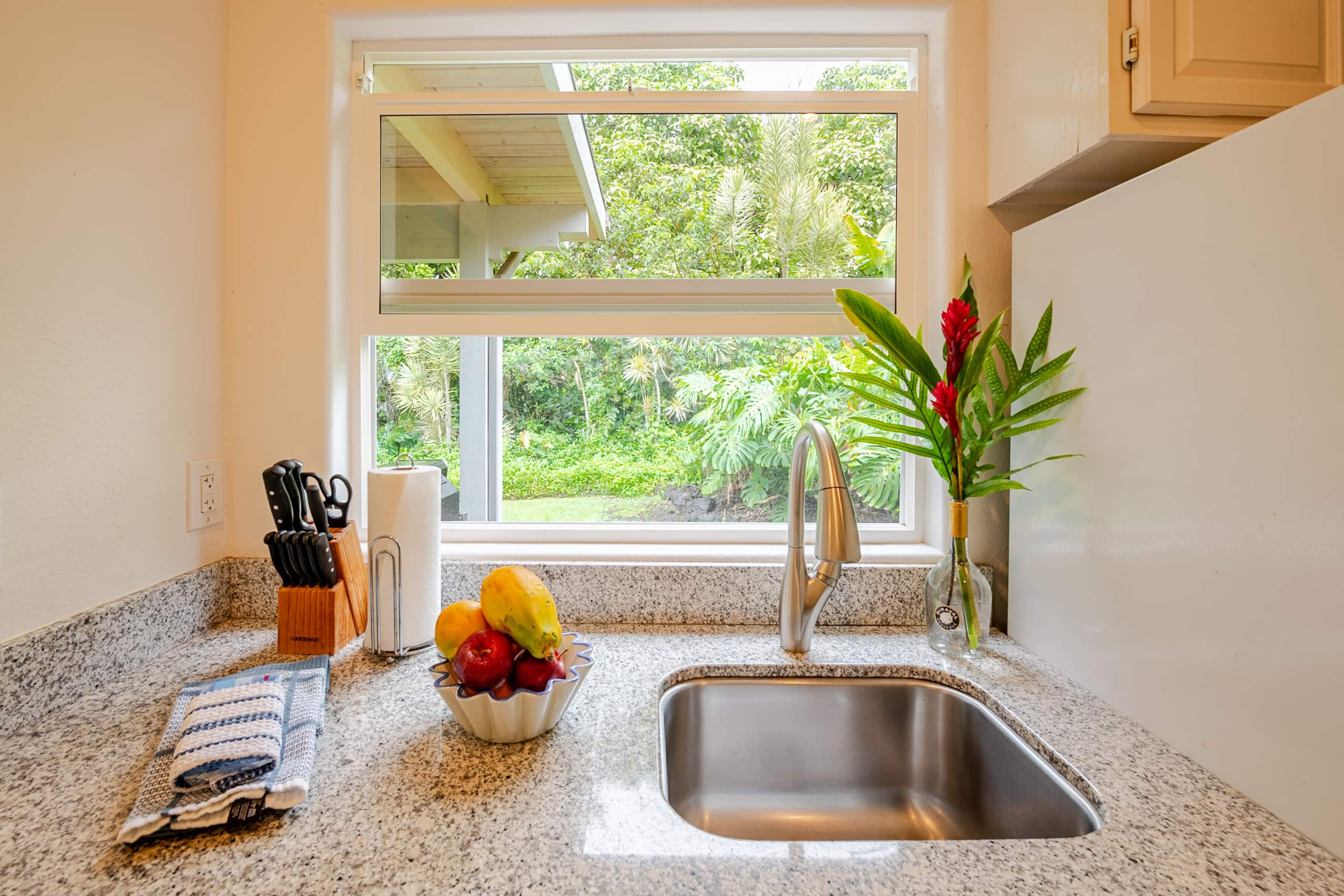 Guesthouse in Kailua-Kona · ★4.89 · 1 bedroom · 1 bed · 1 shared bath - Image 3