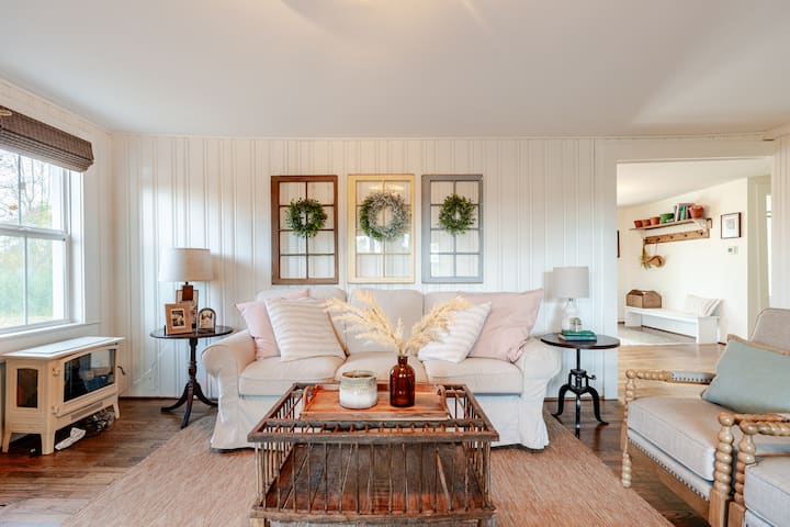 Secluded Mountaintop Cottage On 10 Acres - Danbury, NC