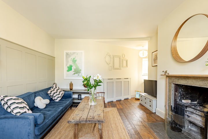 Cotswold Walks & Log Fires In Stylish Renovation - Tetbury