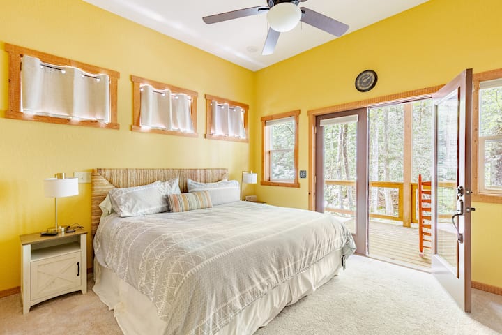King bed with private en-suite bathroom and access to deck. Smart TV and views of the creek.