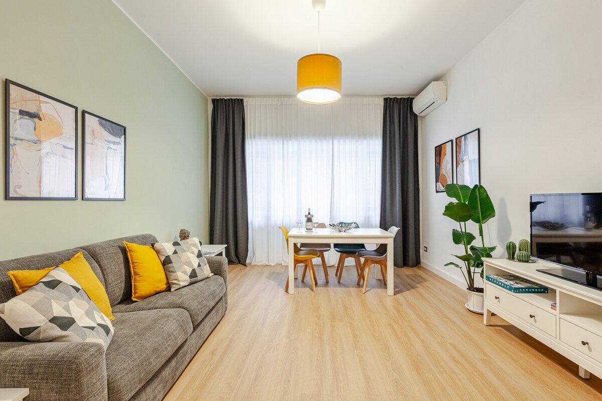 Дневна соба од 20 квадратни метри опремена со трпезариска маса за 4 лица, удобен двоен кауч на спуштање и паметен телевизор поврзан со приватниот wifi. Дневната соба е климатизирана. Ќе најдете локални списанија на англиски јазик и игри на табла.