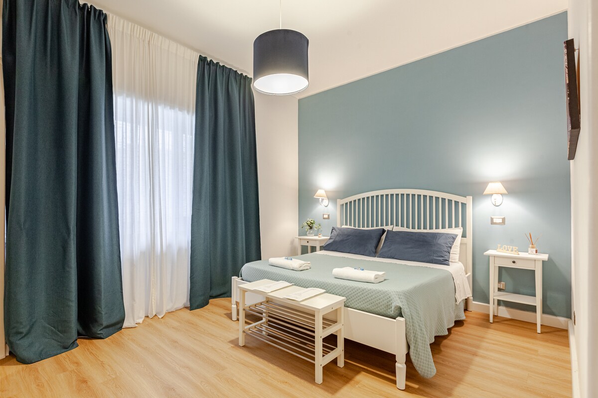 Голема соба со брачен кревет (широк 220 x 160 см) во комплет со чаршафи, перници и топли јорганчиња за зимата. Ќе најдете и плакар. Собата е климатизирана и има одличен wifi сигнал.