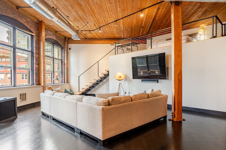 Massive Downtown Seattle Loft - Free Parking - Seattle, WA