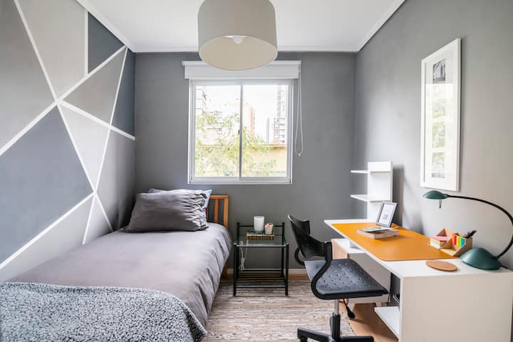 זה החדר שבו הם יכולים לנוח או לעבוד. 