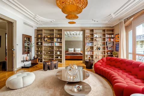 Top Airbnb: Beautiful and Luxurious Triangle d'Or Apartment in Paris 8e Arrondissement