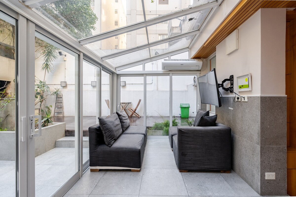 Top performing Airbnb: SomosHost - Large apartment with its own garden. in Comuna 14