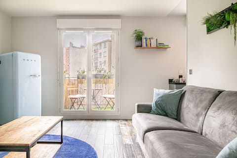Safe and upscale neighborhood 50 m from the metro.