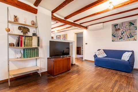 Popular Airbnb listing: Rooftop Apartment on Via Indipendenza in Bologna
