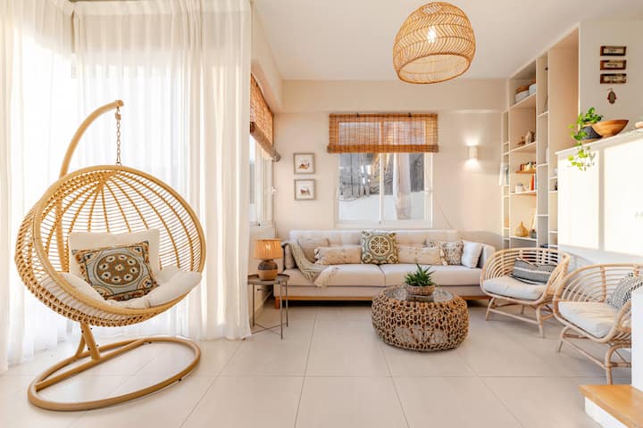 Beachfront Villa W/ Pool & Direct Beach Access - Israel