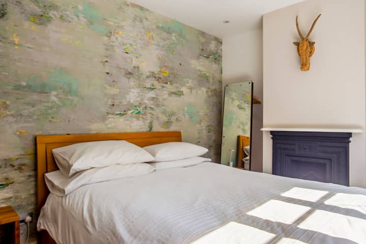 Კომფორტული საწოლი ხელით შეღებილი შპალერის წინ. Სარკის უკან, საწოლის ქვეშ, საბარგულში და კიბის ქვეშ, კარადაში, სათავსოა. რა კიბეებია?