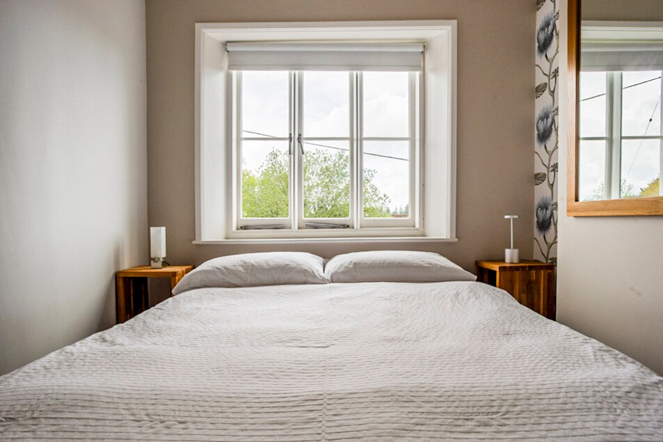 Helaas heeft de tweede slaapkamer geen tussenverdieping, maar een even comfortabel bed. Interessant feit - ik heb de nachtkastjes gemaakt.