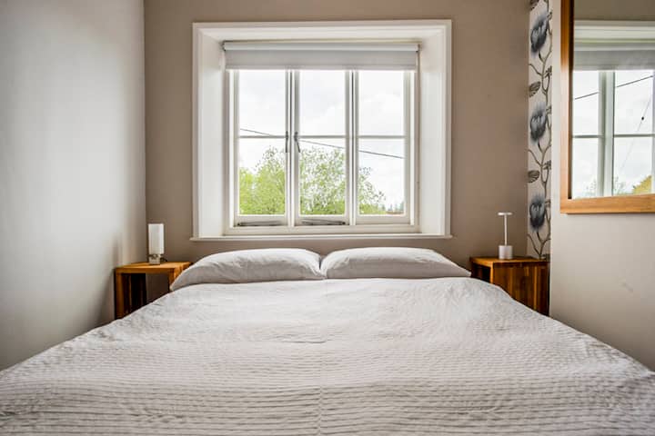 Სამწუხაროდ, მეორე საძინებელში არ არის ანტრესოლი, მაგრამ ერთნაირად კომფორტული საწოლია. Საინტერესო ფაქტია - საწოლთან მდგარი კარადები მოვამზადე.