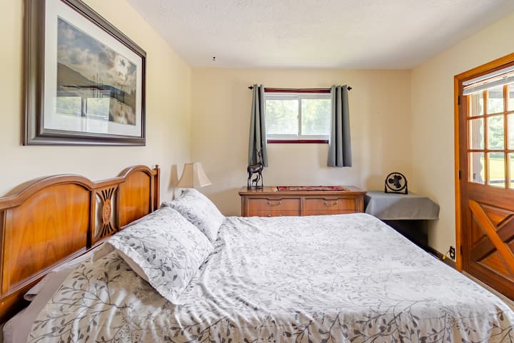 Lit queen size avec entrée extérieure. 