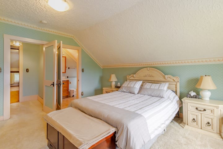 Chambre avec lit queen size et salle de bain attenante