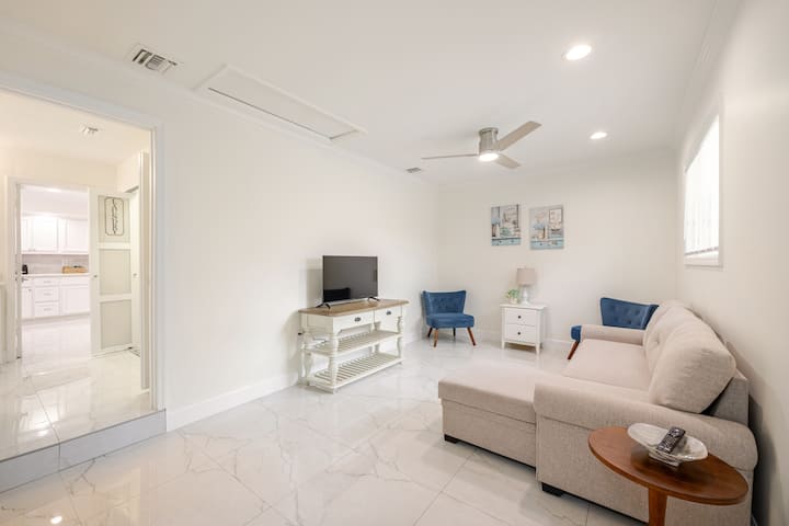 Táto izba je sekundárny obývací priestor, ktorý môže byť súkromný, keď sú dvere zatvorené. Má tiež rozkladaciu posteľ v plnej veľkosti.