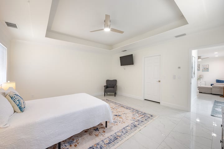 Manželská posteľ s televízorom v spálni 