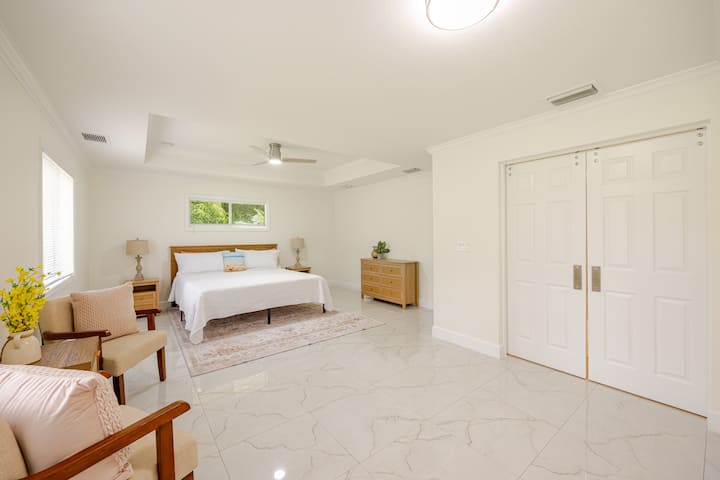 Táto izba ponúka veľký obývací priestor s manželskou posteľou veľkosti King a súkromné dvere do druhej spálne.