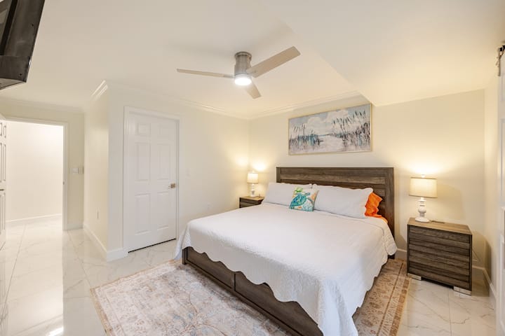 Táto spálňa susedí so spálňou s dverami do stodoly, ktoré sa dajú zatvoriť a zamknúť pre súkromie, a ponúka posteľ veľkosti King.